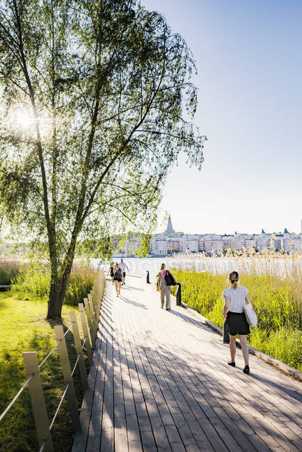 Pedoni che camminano sul lungomare a Stoccolma, Svezia — Foto stock