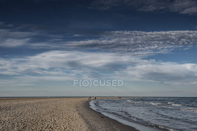 Vista panorámica de las nubes sobre la playa - foto de stock