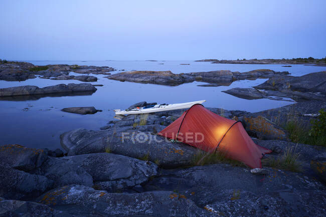 Палатка на скалах по морю — стоковое фото