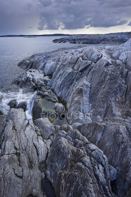 Сценічний вид на скелі на узбережжі — стокове фото