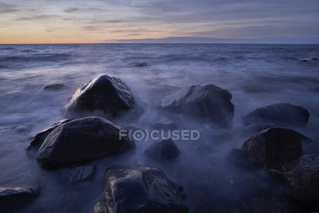 Vue panoramique sur Rocks by sea — Photo de stock