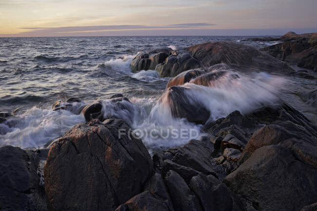 Vista panorámica de Rocas por mar - foto de stock