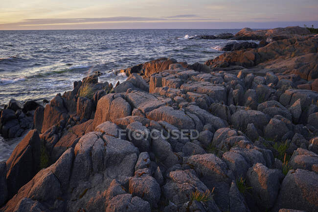 Vista panorâmica das rochas por mar — Fotografia de Stock