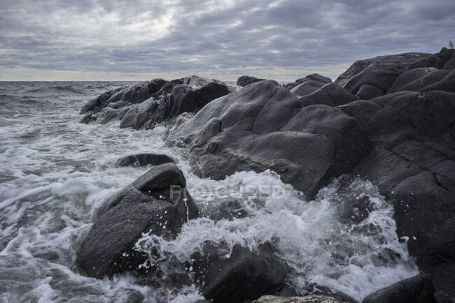 Vista panorámica de Rocas por mar - foto de stock