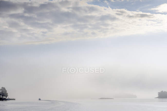 Лодка в Балтийском море под облаками в Лиебо, Швеция — стоковое фото