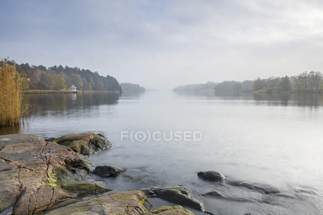Alberi autunnali intorno a Hustega Bay, Lidingo, Svezia — Foto stock