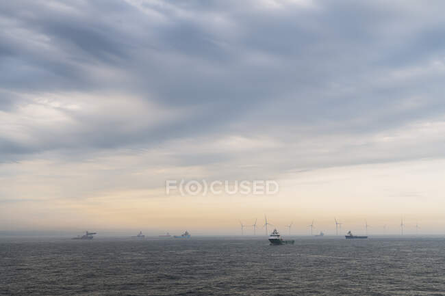 Éoliennes et nuages au-dessus de la mer du Nord — Photo de stock