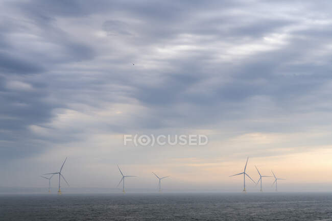 Вітрові турбіни і хмари над Північним морем. — стокове фото