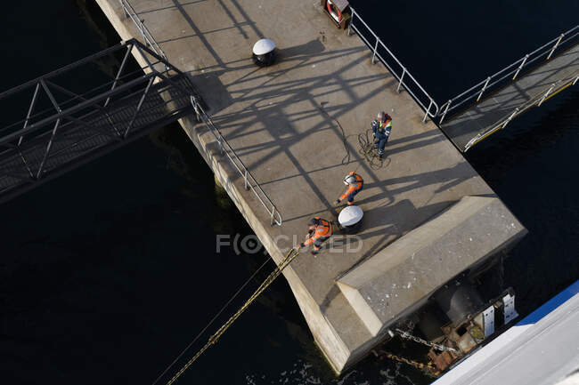 Vista de alto ângulo dos trabalhadores na doca — Fotografia de Stock