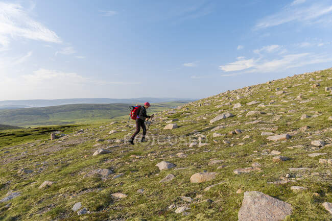 Senior woman hiking on Ronas Hill in Scotland — Stock Photo