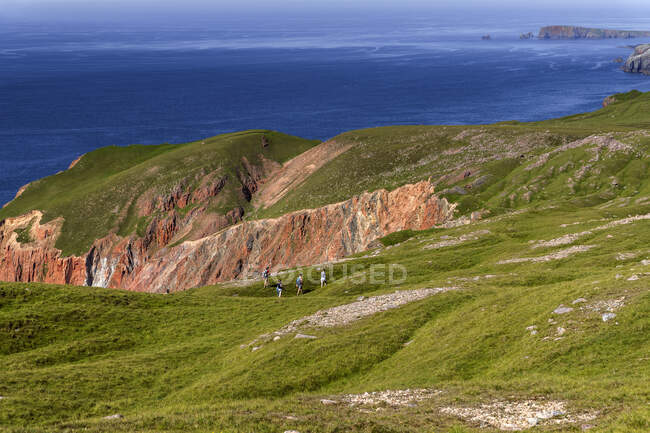 Randonneurs lointains sur la colline Ronas en Écosse — Photo de stock