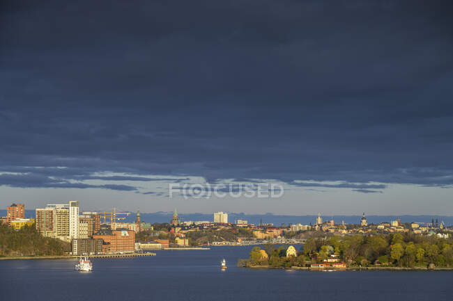 Облака над островом в Стокгольме, Швеция — стоковое фото