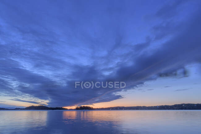 Nuvole sopra Hoggarnsfjard al tramonto in Svezia — Foto stock