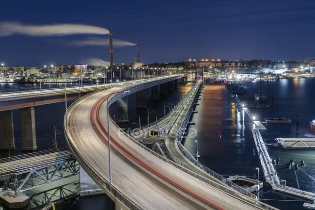Міст вночі в Лідінго (Швеція). — стокове фото