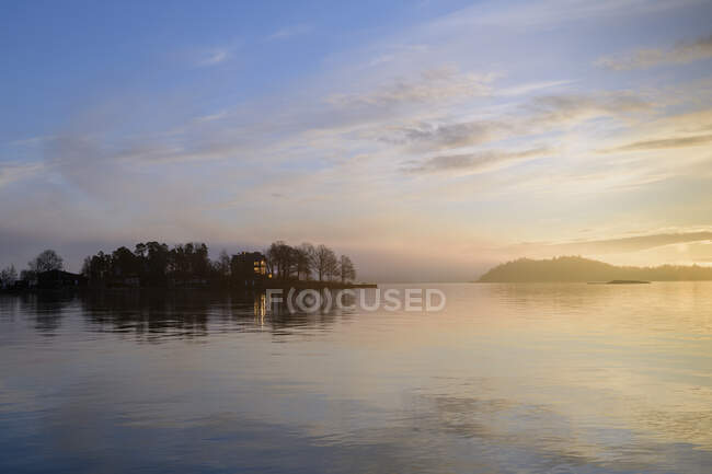 Isola in mare durante il tramonto — Foto stock