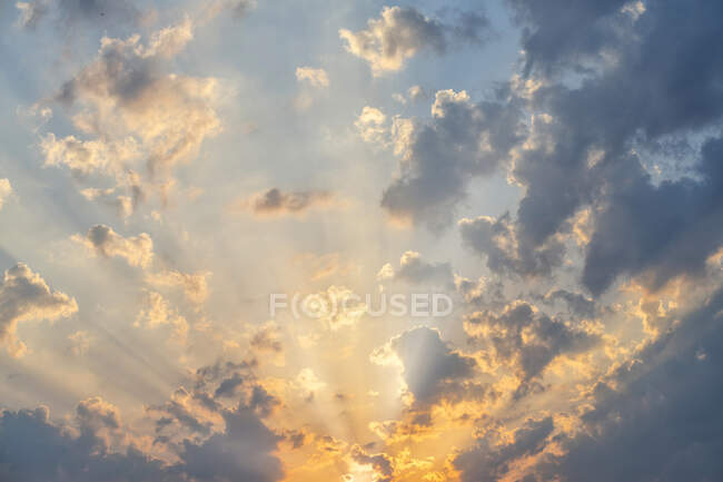 Nuvole in cielo all'alba — Foto stock
