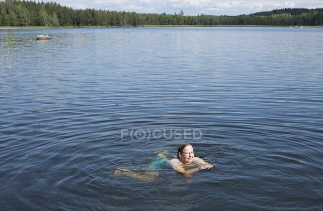 Donna matura nuotare nel lago — Foto stock
