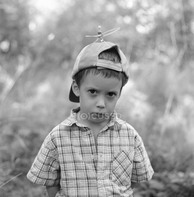 Retrato de niño en sombrero de hélice - foto de stock