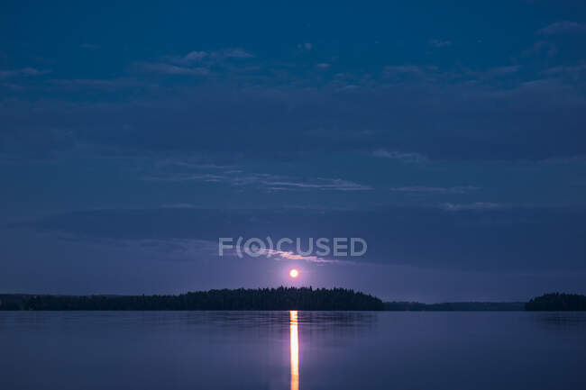 Прекрасний захід сонця над озером — стокове фото