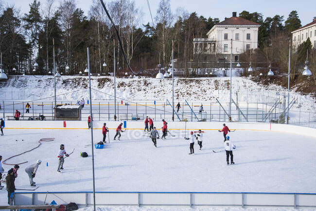 Partita di hockey su ghiaccio alla pista di pattinaggio — Foto stock