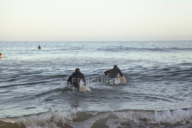 Persone che navigano sul mare al tramonto — Foto stock