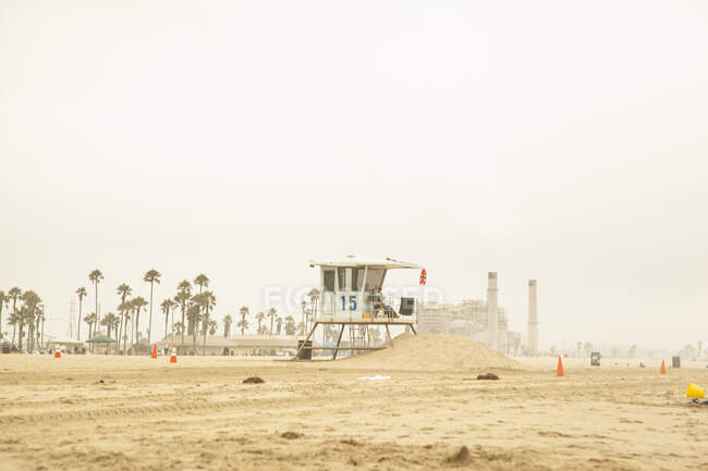 Lifeguard hut on Huntington Beach, California — Stock Photo