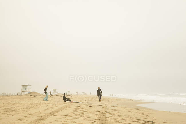 Personas en Huntington Beach, California - foto de stock