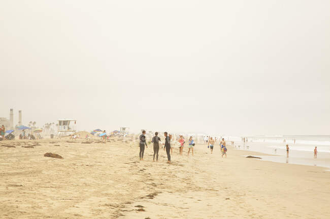 Люди на Гантінгтон Біч, Каліфорнія — стокове фото