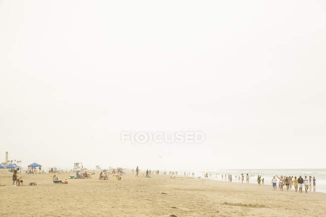 Personnes sur Huntington Beach, Californie — Photo de stock