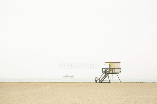Lifeguard hut on Huntington Beach, California — Stock Photo