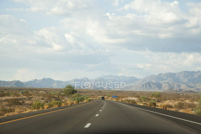 Autoroute et montagnes en Alameda, Californie — Photo de stock