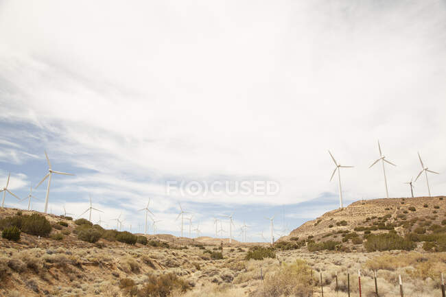 Parque eólico en las colinas en Tehachapi, California - foto de stock