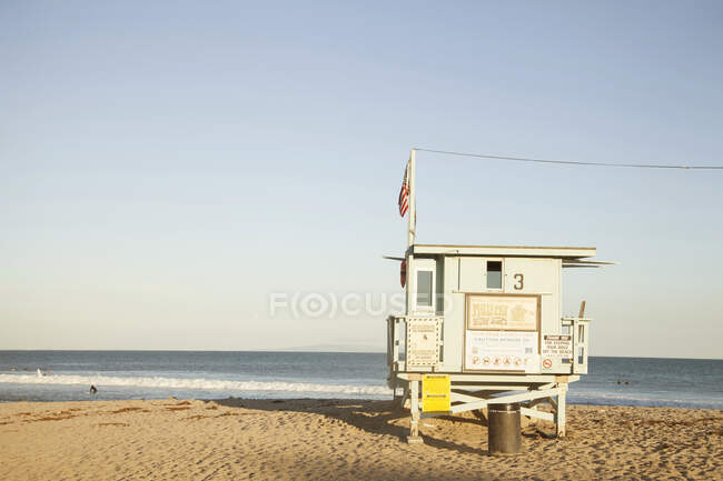 Спасательная станция на пляже под чистым небом — стоковое фото