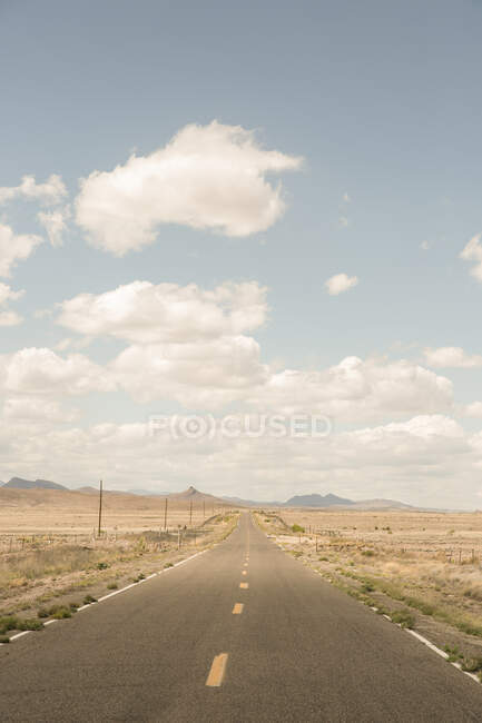 Estrada para colinas sob nuvens — Fotografia de Stock