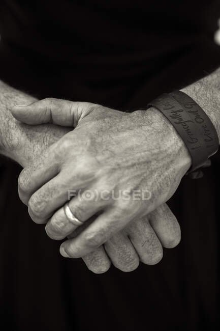 Man's hands with wedding ring — Stock Photo