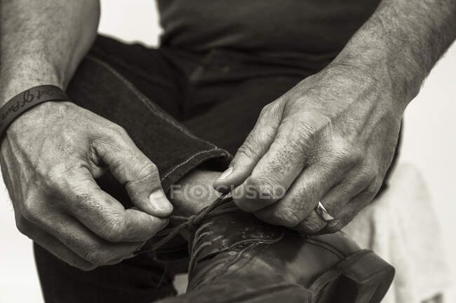 Manos de hombre atando cordones de zapatos - foto de stock