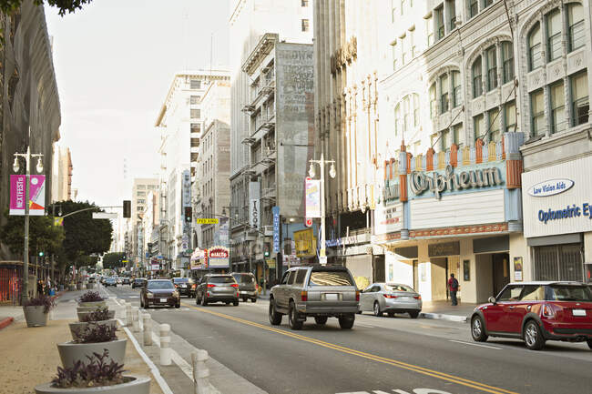Машини їздять по вулиці в центрі Лос - Анджелеса. — стокове фото