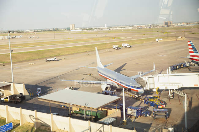 Flugzeug auf dem Heathrow International Airport, London, England — Stockfoto
