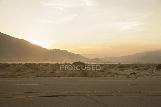 Auto-estrada ao pôr do sol em Palm Springs, Califórnia — Fotografia de Stock