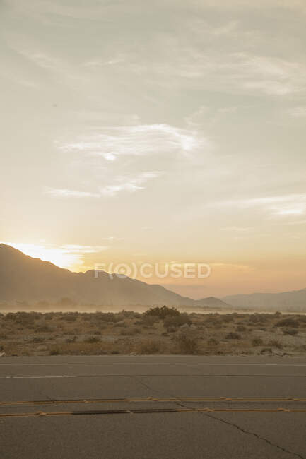 Autobahn bei Sonnenuntergang in Palm Springs, Kalifornien — Stockfoto