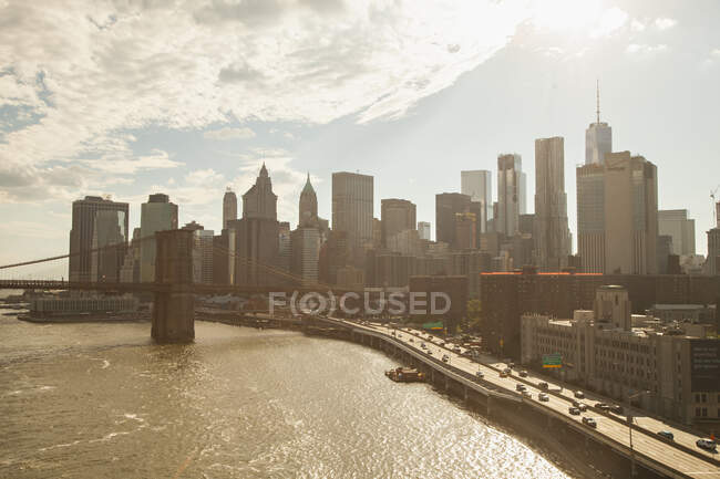 Brooklyn Bridge e paisagem urbana de Nova York — Fotografia de Stock