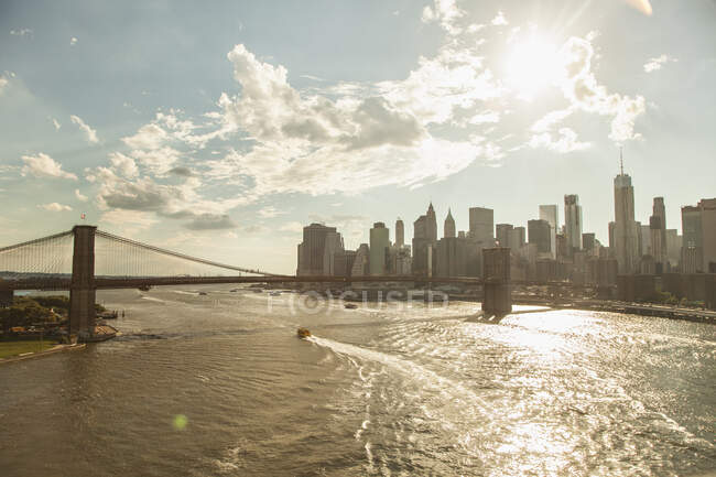 Brooklyn Bridge e paisagem urbana de Nova York — Fotografia de Stock