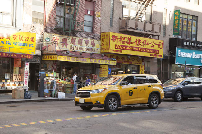 Taxi on street in Chinatown, New York — Stock Photo