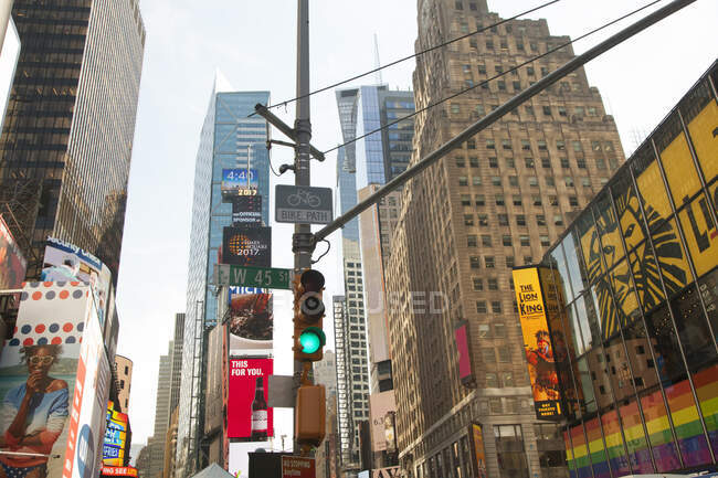 Semáforos y rascacielos en Times Square, Nueva York - foto de stock