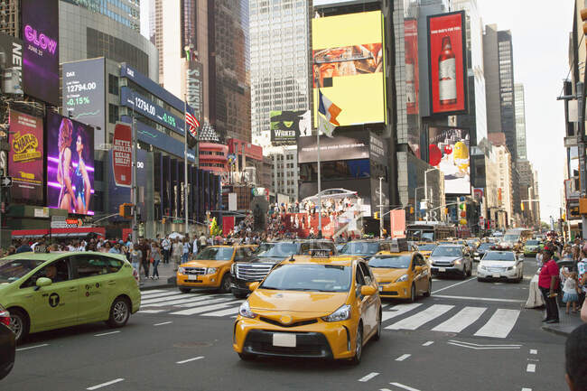 Táxis dirigindo em Times Square, em Nova York — Fotografia de Stock