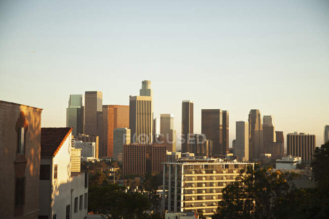 Rascacielos en el paisaje urbano de Los Ángeles, California - foto de stock