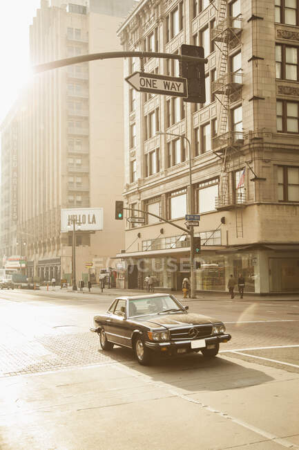 Conducción de coches en la calle durante en el centro de Los Ángeles - foto de stock
