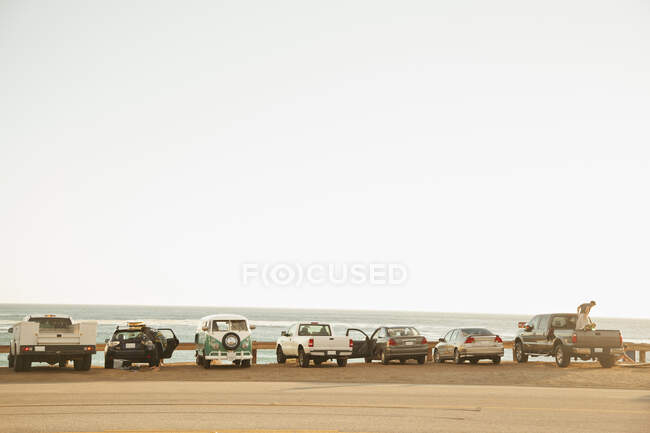 Voitures dans parking par plage — Photo de stock