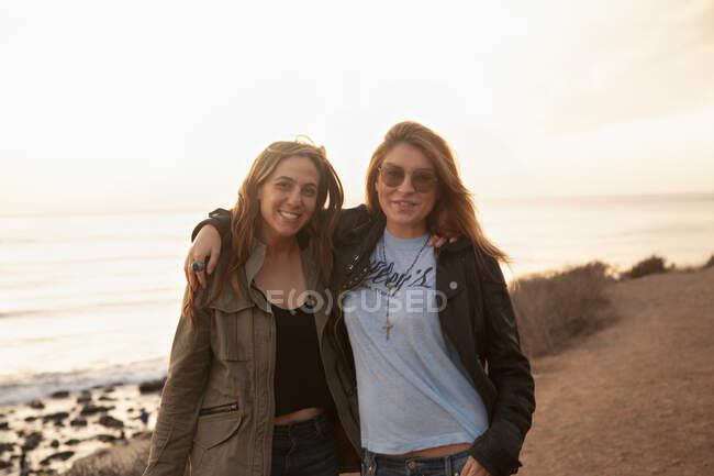 Donne in spiaggia durante il tramonto — Foto stock