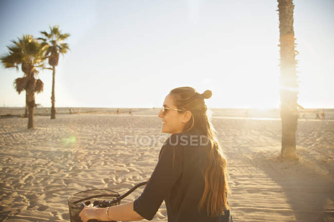 Giovane donna al tramonto a Venice Beach, California — Foto stock